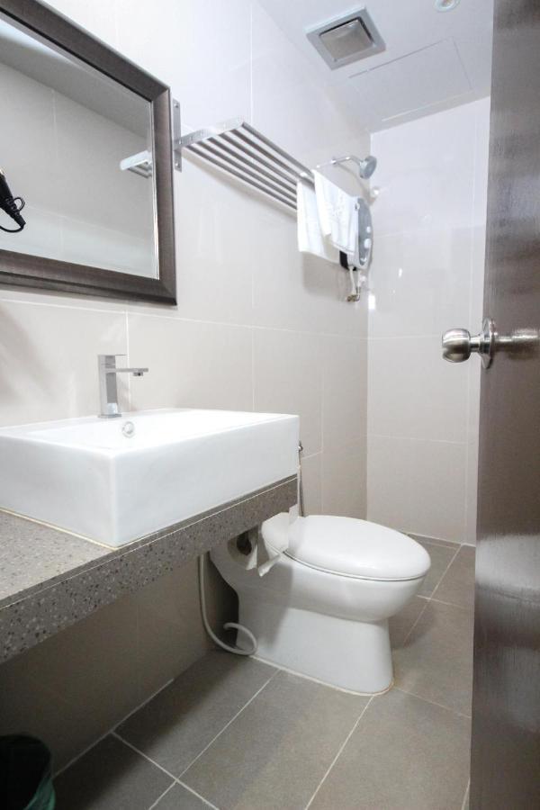 The Riverbank Hotel Kuantan Esterno foto