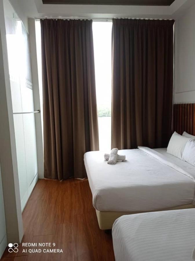 The Riverbank Hotel Kuantan Esterno foto
